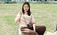 空去掉小内趴在地上打扑克视频